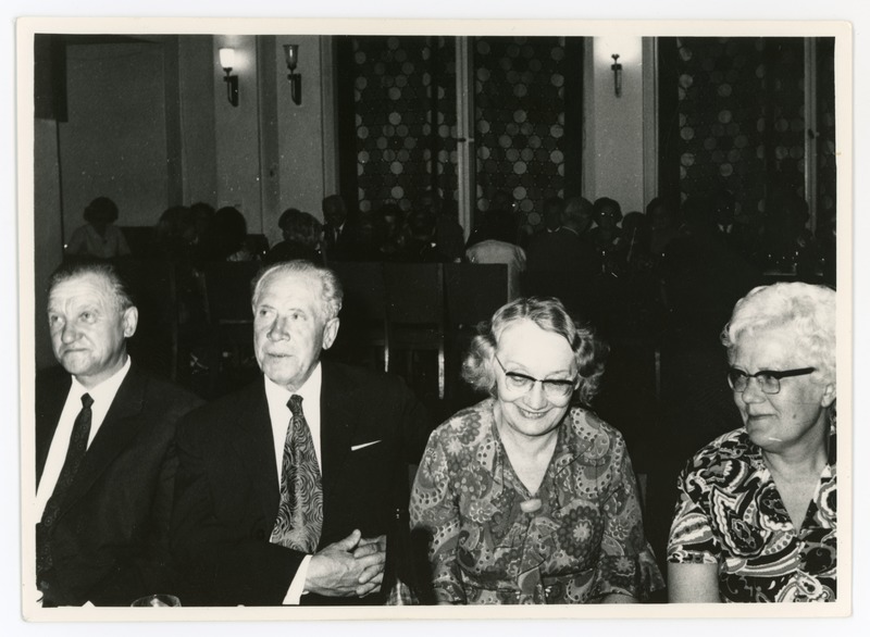 Paula Palmeos seltskonnas TÜ vanas kohvikus, 1968?