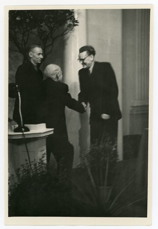 Prof Johannes Voldemar Veski õnnitleb juubilar prof Paul Aristet