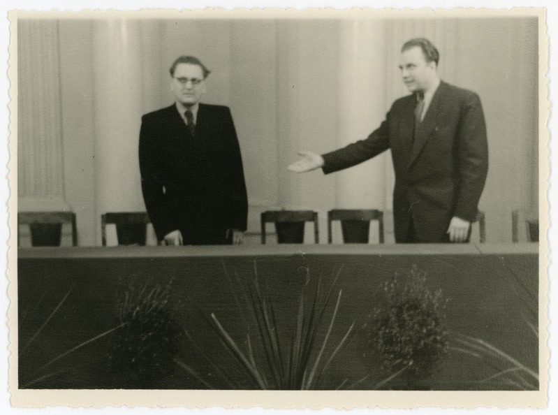 Presiidiumilaua taga, vasakul Paul Ariste