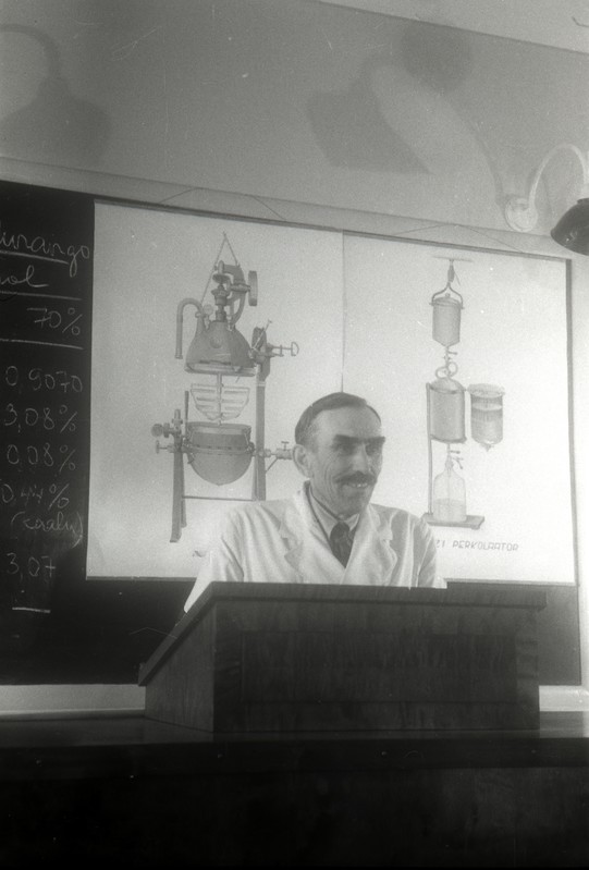 Prof Nikolai Veiderpass (TRÜ farmaatsiakateeder koos Moskva filmimeestega)