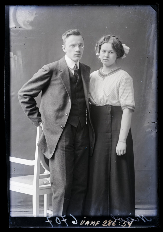 Neiu ja noormees seismas tooli kõrval. Nigol 6707