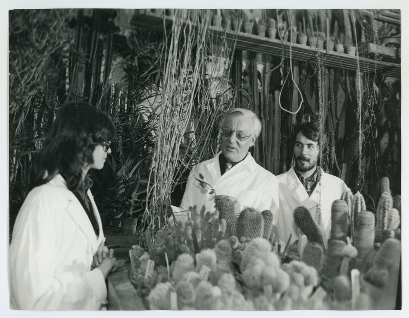 Hans Trass Tartu ülikooli üliõpilastega botaanikaaias