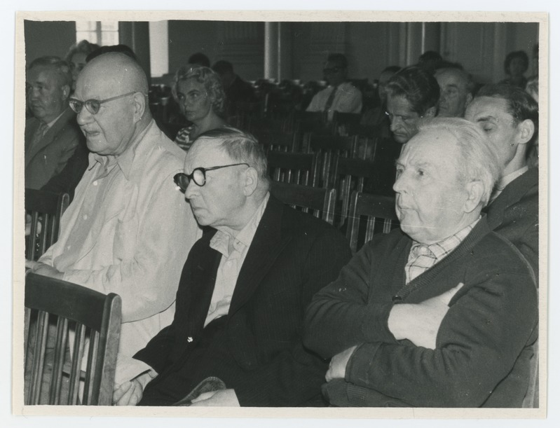 Tartu ülikooli aulas istuvad vasakult Johannes Piiper? jt