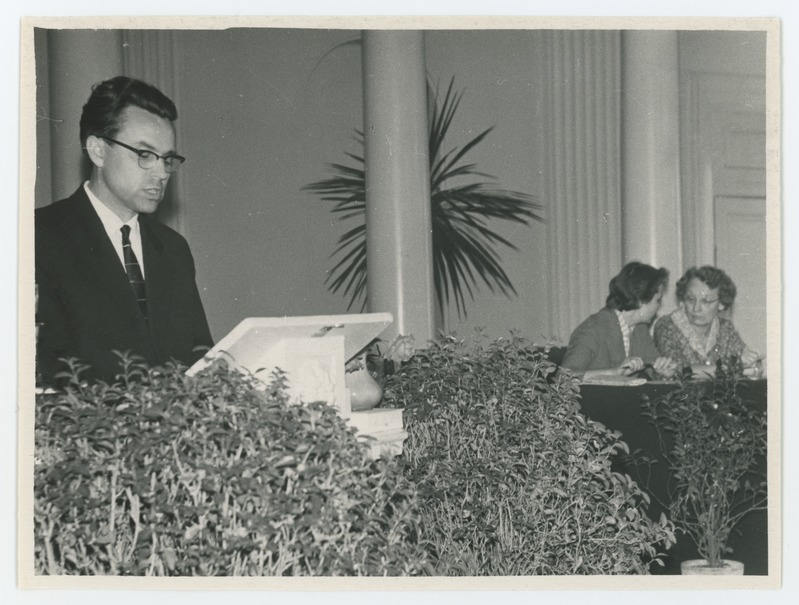 Tartu ülikooli aulas räägib Huno Rätsep