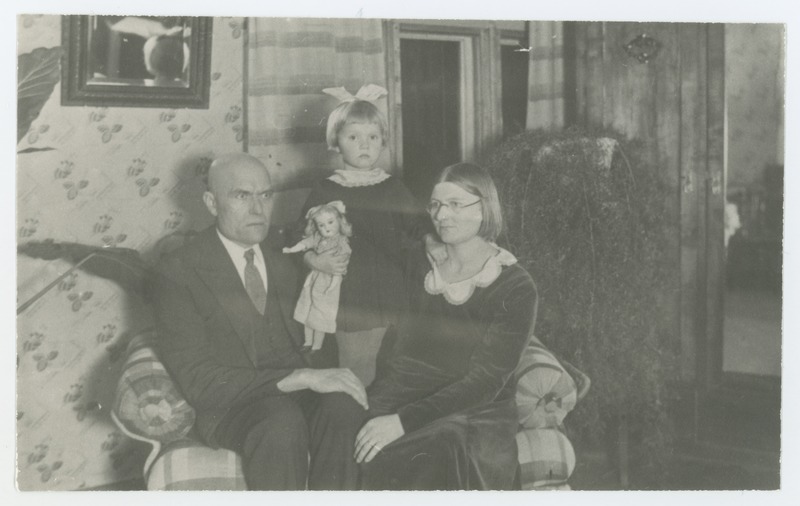 Keemik Ellen Pedak lapsena Pärnu kodus 1934. a.