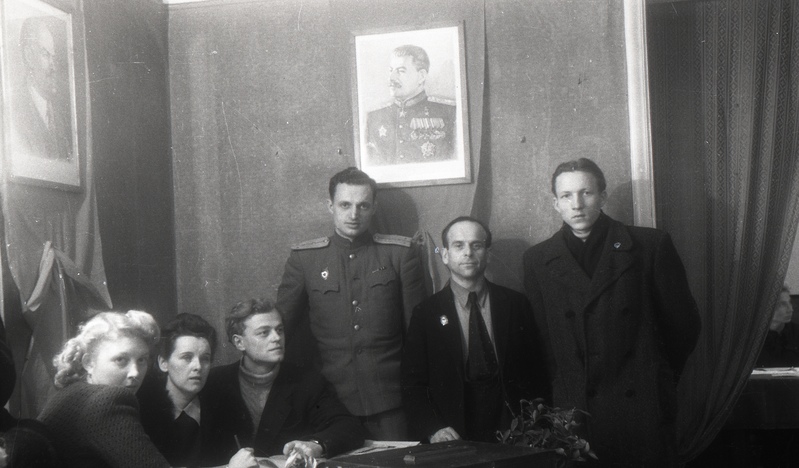 Inimesed Stalini portree all (valijate agitatsioonipunkt Hermani tn 8)