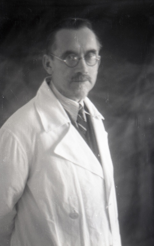 TÜ patoloogilse anatoomia kateedri juhataja (1930-62), arstiteaduskonna dekaan (1946-49) prof Albert Valdes