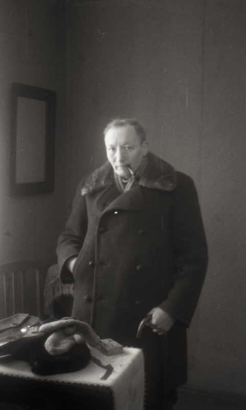 Tartu rätsepmeister Eduard Uusen piibuga välisriietes