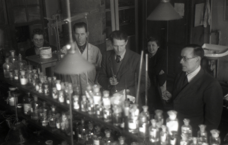 TRÜ orgaanilise keemia kateedri juhataja dotsent (1944-60) Ants Soss koos laborantidega