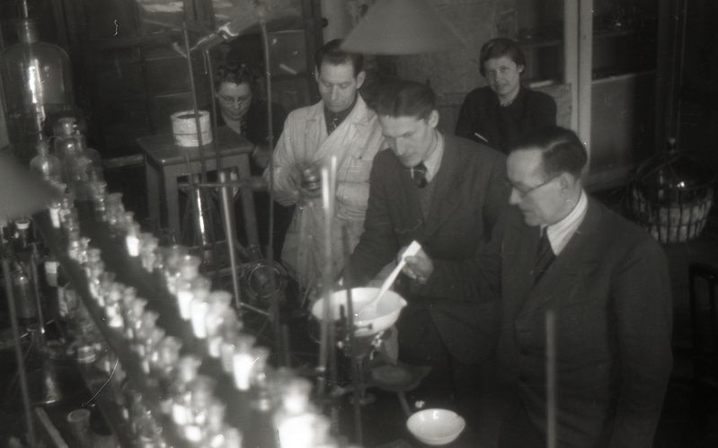 TRÜ orgaanilise keemia kateedri juhataja dotsent (1944-60) Ants Soss koos laborantidega