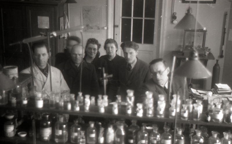 TRÜ orgaanilise keemia kateedri juhataja dotsent (1944-60) Ants Soss koos laborantidega