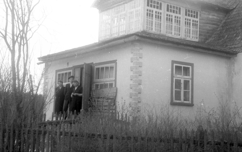 Elmar Kaldi abikaasa Ida Kald (vasakult), poeg Taevo Kald ja naine maja trepil seismas