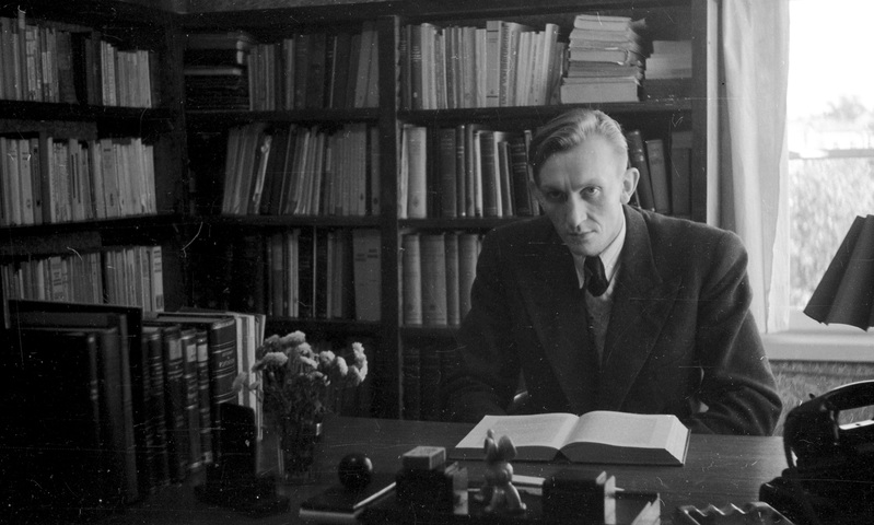 TRÜ psühhiaatria ja kohtuarstiteaduskonna kateedri assistent (1945-49) Jüri Saarma kirjutuslaua taga