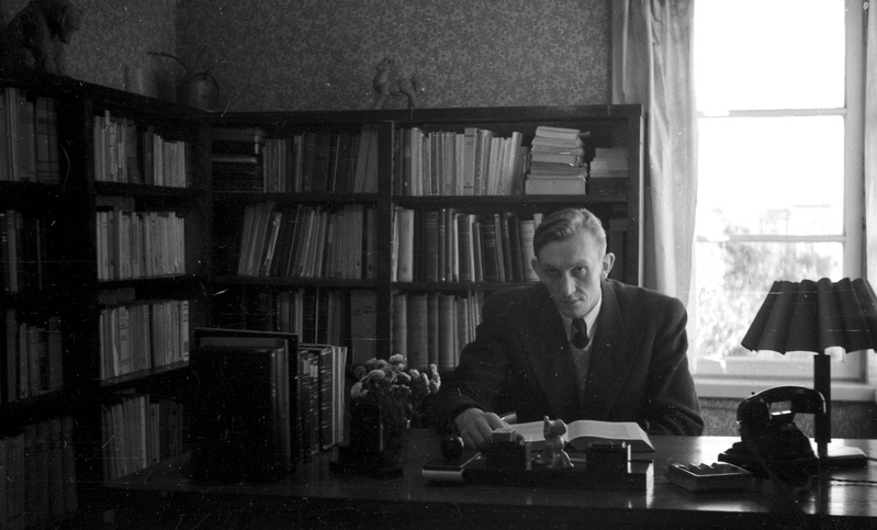 TRÜ psühhiaatria ja kohtuarstiteaduskonna kateedri assistent (1945-49) Jüri Saarma kirjutuslaua taga