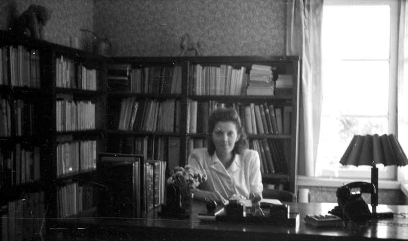 TRÜ teaduskonnasisehaiguste kateedri assistent (1944-50) Valve Saarma kirjutuslaua taga