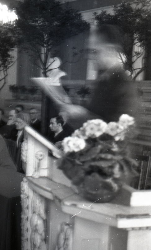 TRÜ teadusprorektor (1944-50) Karl Taev aulas kõnepuldis (TRÜ aulas 1. mai aktus ja edasi rongkäik)