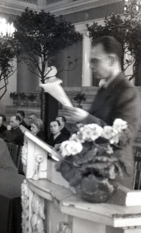 TRÜ teadusprorektor (1944-50) Karl Taev aulas kõnepuldis (TRÜ aulas 1. mai aktus ja edasi rongkäik)