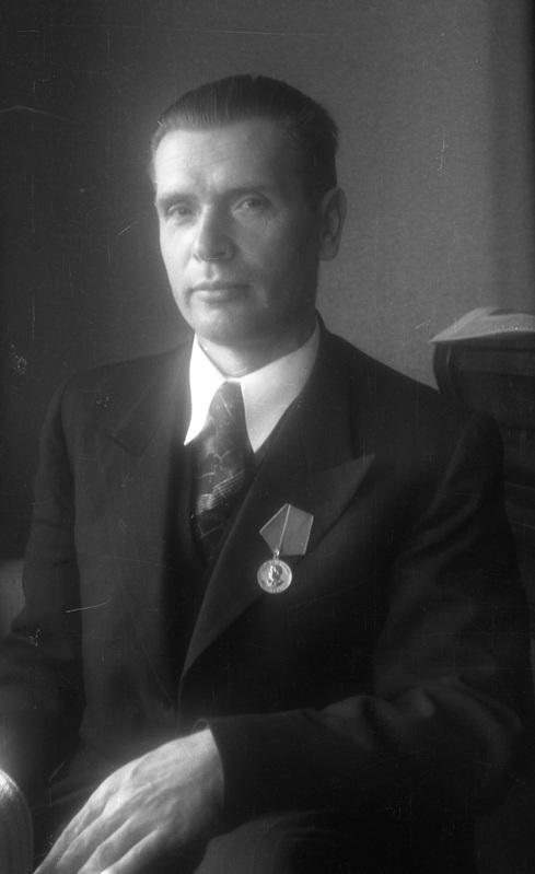 TRÜ psühhiaatriakateedri juhataja (aastatel 1941–1975), arstiteaduskonna prodekaan (aastatel 1944–1949) Elmar Karu