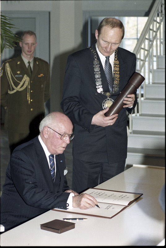 Skytte medali kätteandmine president Lennart Merile TÜ ajaloo muuseumi valges saalis, 26.märts 2001