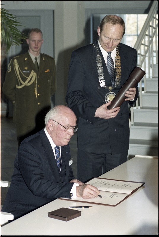 Skytte medali kätteandmine president Lennart Merile TÜ ajaloo muuseumi valges saalis, 26.märts 2001