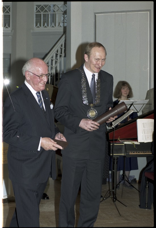 Skytte medali kätteandmine president Lennart Merile TÜ ajaloo muuseumi valges saalis, 26.märts 2001