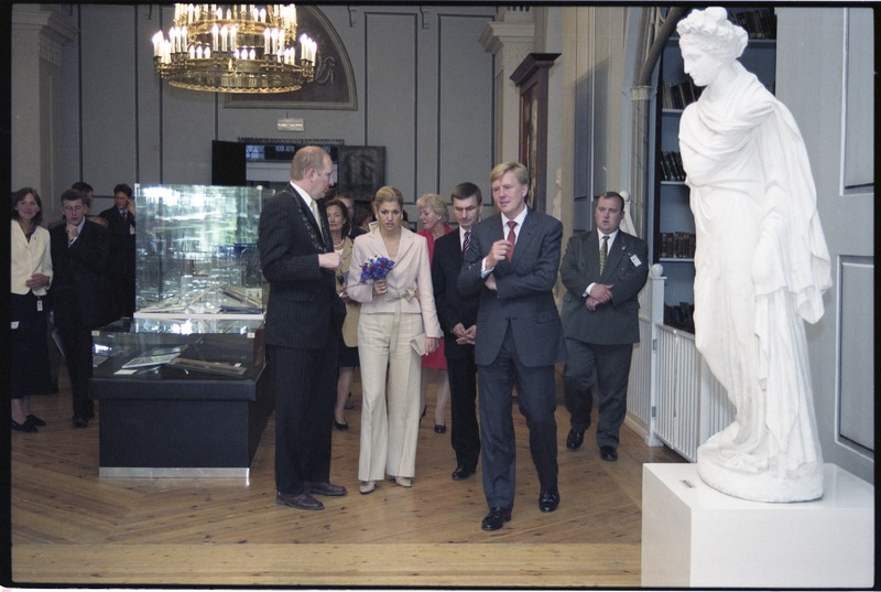 Tema Kuningliku Kõrguse Oranje printsi Willem-Alexanderi ja Tema Kuningliku Kõrguse printsess Maxima, Hollandi Kuningriigi suursaadiku Tema Ekssellents Joana M. P. F. van Vlieti külaskäik Tartu Ülikooli, 18. juuni 2002