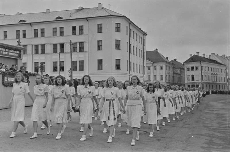Tartu ülikool läheb Tartu laulupeole 1951. a.