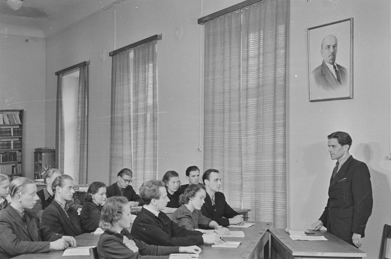 Õppus Tartu ülikooli marksismi-leninismi kateedris 1952. a. Vanemõpetaja Nikolai Petrov ja õpetaja Valeria Mäe