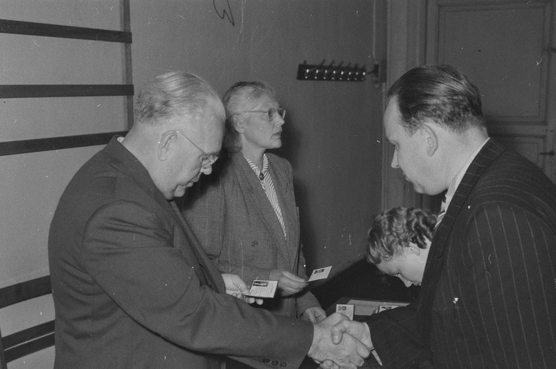 Tartu ülikooli arstiteaduskonna I kursuse immatrikuleerimine Venemuise (Aia) t. 46. 2. september 1957. a.