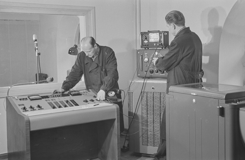 Tartu ülikooli raadiokeskuses. V. Kiis, E. Kiis ja Kurm. Aprill 1960. a.