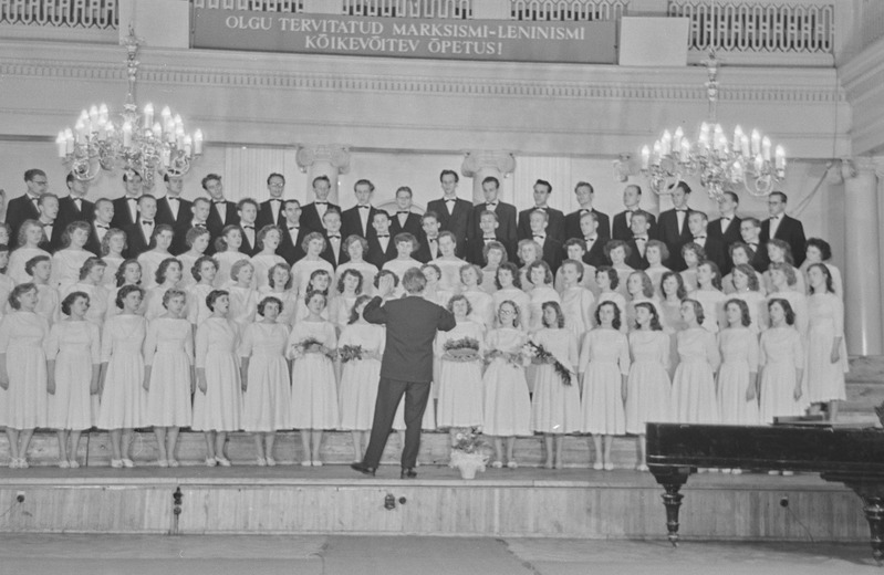 TRÜ segakoori ja sümfooniaorkestri kontsert Tartu ülikooli aulas. Koori juhatab Valdar Viires, orkestrit Toivo Luhats. 24. aprill 1960. a.