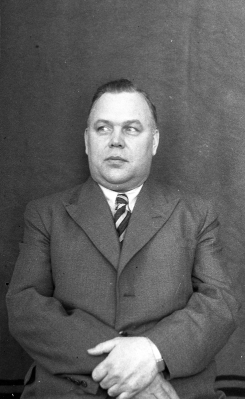 TÜ teaduskonnakirurgia kateedri juhataja (1938-1950) prof Artur Linkberg (Tartu ülikooli I sisehaiguste ja silmakliinku personal ja I sisehaiguste ja I haavakliiniku personal. Passipilte)
