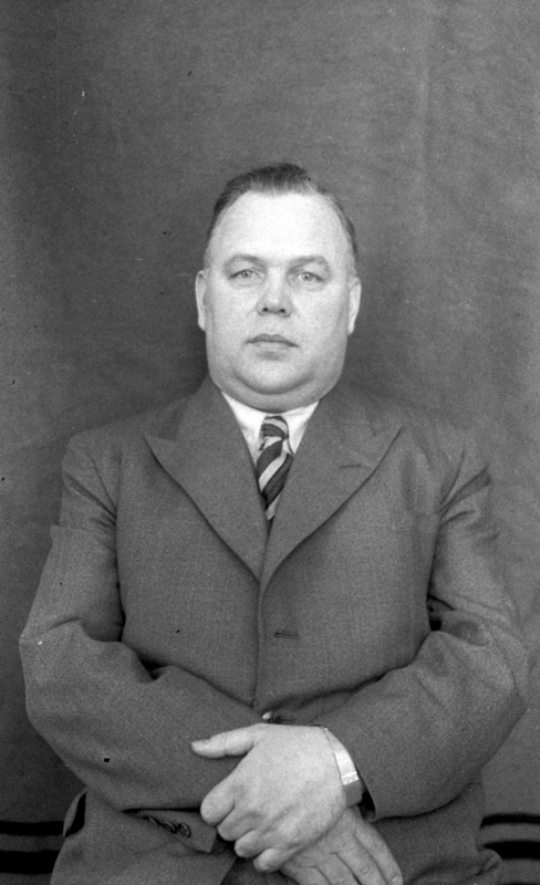 TÜ teaduskonnakirurgia kateedri juhataja (1938-1950) prof Artur Linkberg (Tartu ülikooli I sisehaiguste ja silmakliinku personal ja I sisehaiguste ja I haavakliiniku personal. Passipilte)