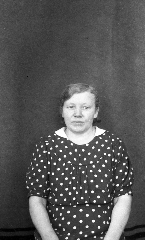 Naine (Tartu ülikooli I sisehaiguste ja silmakliinku personal ja I sisehaiguste ja I haavakliiniku personal. Passipilte)