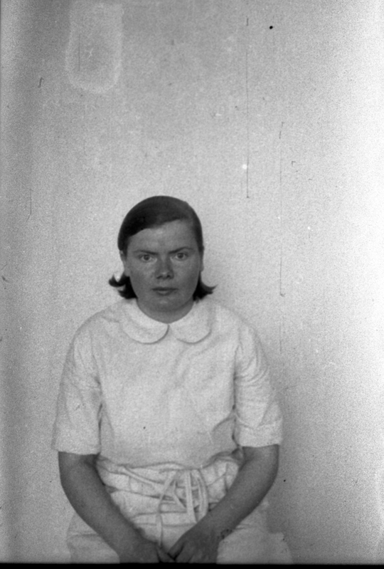 Naine (Tartu ülikooli I sisehaiguste ja silmakliinku personal ja I sisehaiguste ja I haavakliiniku personal. Passipilte)