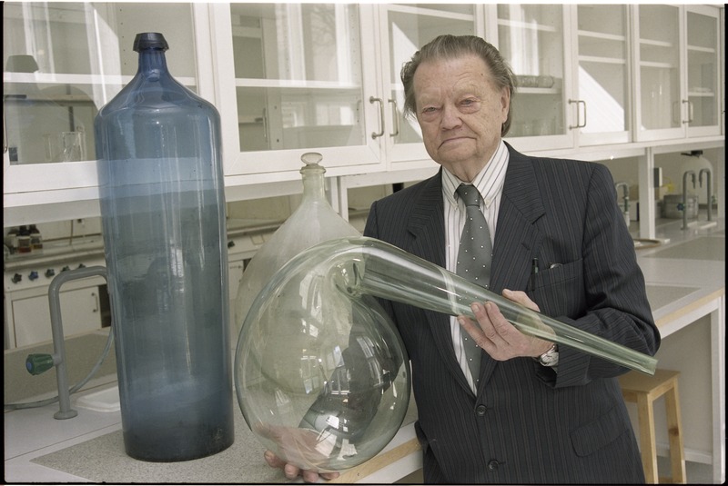 Tullio Ilomets rohelisest klaasist retorti laboris käes hoidmas, 23. aprill 2003.