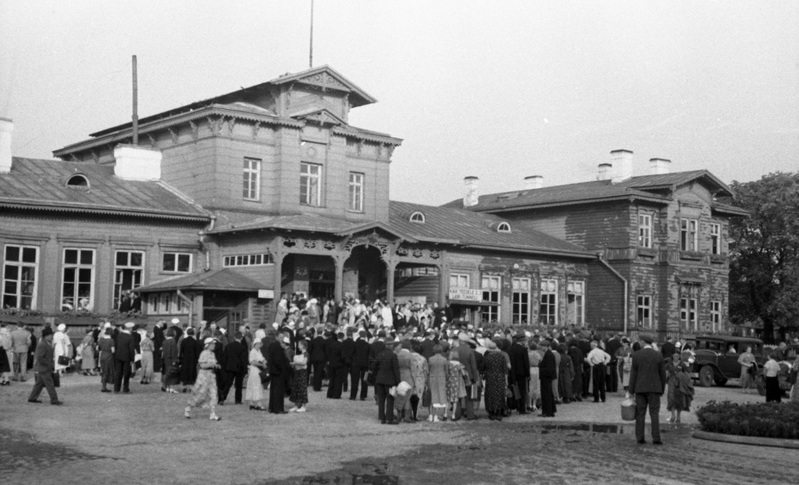 Inimesed Tartu raudteejaama ees