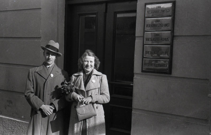 Maks Erich Raidla ja Elly Luise Helene (a-st 38/39 Ene Mall) Raidla (Sarri) perekonnaseisuameti ees