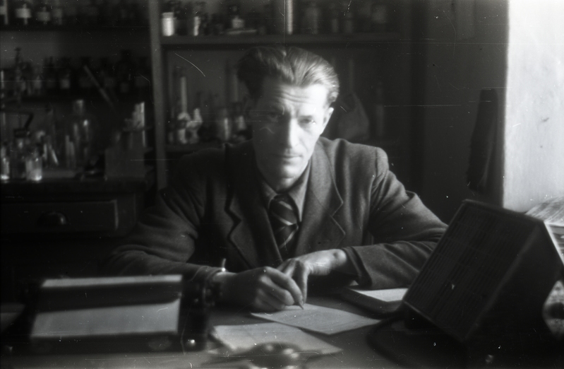 Anorgaanilise keemia kateedri assistent (1944-52) Voldemar Ora kirjutuslaua taga