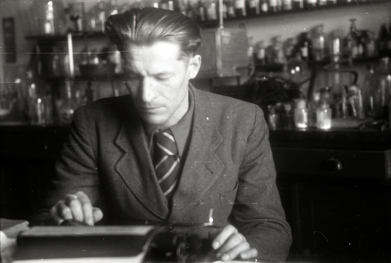 Anorgaanilise keemia kateedri assistent (1944-52) Voldemar Ora kirjutuslaua taga
