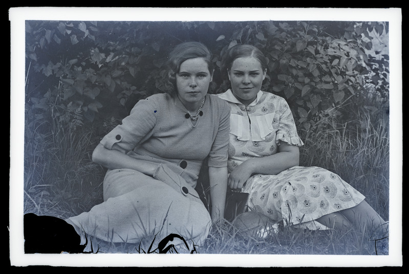 Kaks naist murul istumas