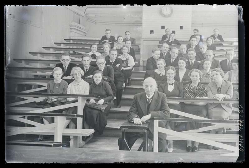 Johan Vilip tudengitega auditooriumis