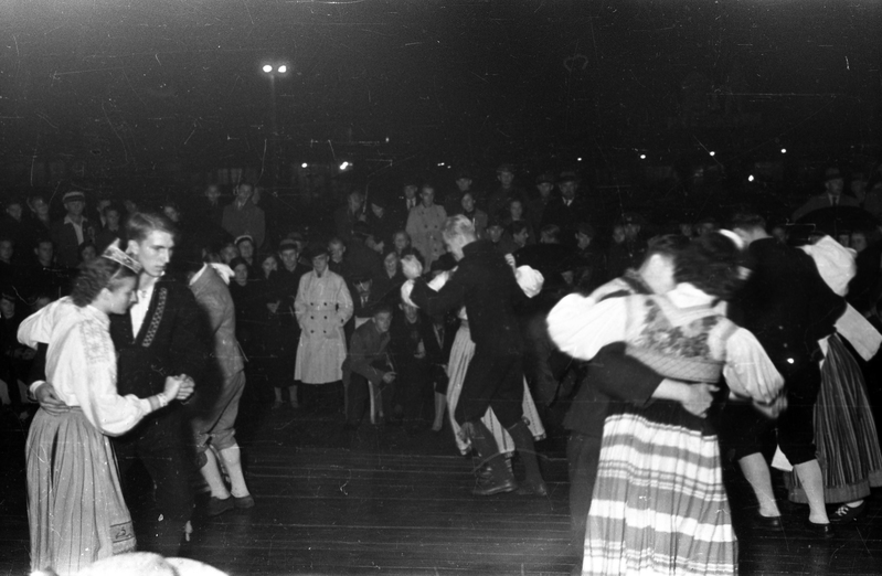 Inimesed tantsima Tartu Eesti Põllumeeste Seltsi 50.aasta juubelinäitusel