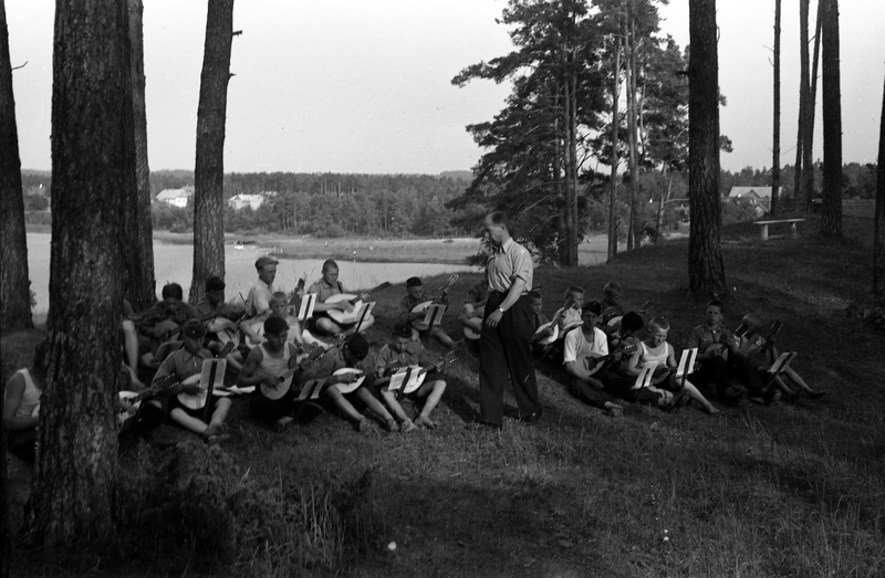 Poisid keelpille mängimas (Noorkotkaste laager Elvas)