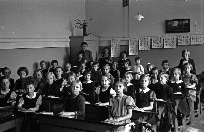 Tartu linna 10. algkooli klassiruumis (Peetri 33, Tartu; tütarlastekool)