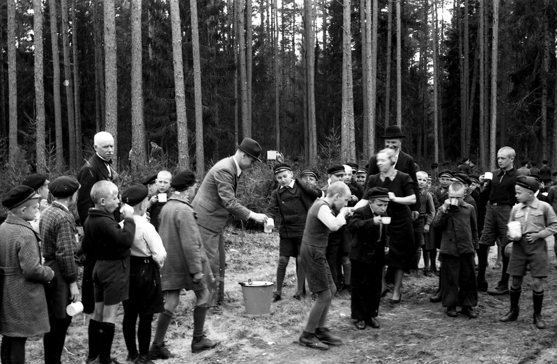 Tartu 2. algkool (Tolstoi 4; Tartu; poeglastekool) ekskursioon Elvasse? (19.05.1939?)