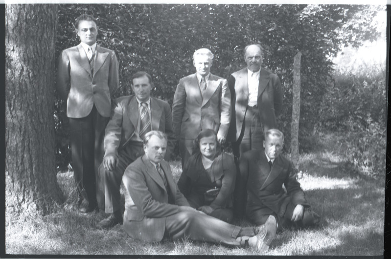 Kuus meest ja naine puu juures (Elva laat)