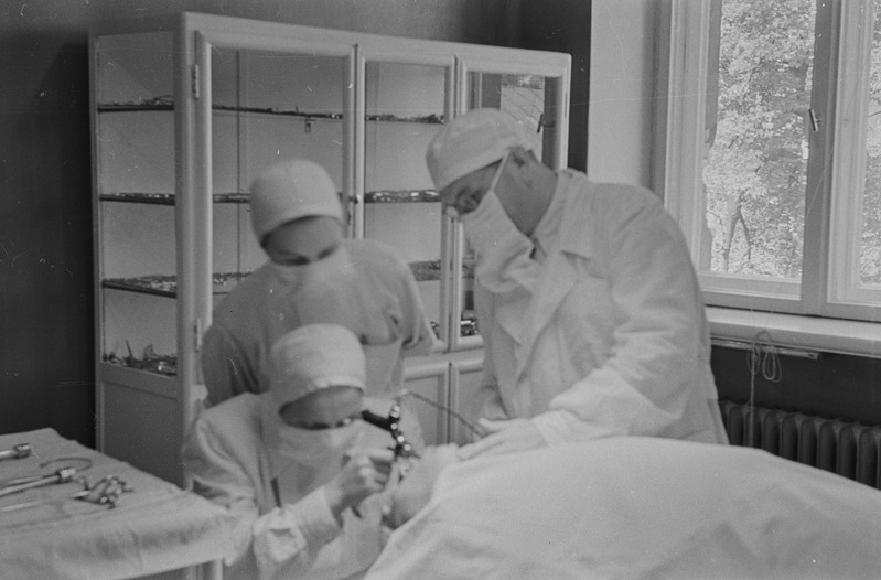 Praktikum kõrva-, nina- ja kurgukliinikus. Dr. Ilo Sibul(?). 1950. a.