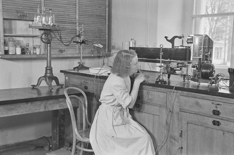 Loeng ja praktikum Tartu ülikooli farmakoloogia kateedris. Juhendab professor Georg Kingissepp. 1951. a.
