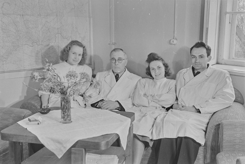 Loeng ja praktikum Tartu ülikooli farmakoloogia kateedris. Juhendab professor Georg Kingissepp. 1951. a.
